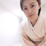 ❥❥❥❥❥❥❥❥❥

先日は、くまもと女将会へなぜか参加の為🤣
久しぶりにお着物👘でした💖

以前は毎日👘着てましたけど、、
なんせ数年ぶりで…
着るだけなのにすごい時間かかってしまいました😭

ただ、やっぱり着物👘でいるときが一番自分でしっくりくるな…と改めて感じました☺️

着る機会を自ら作って行かなきゃですね💕✨

そして女将会。。
熊本の旅館の女将さんたち、それぞれが頑張ってらして。とても勉強になりました✨
女性強し💪笑

意外にお知り合いの方がいらして✨
ご挨拶もさせて頂けたので、良い機会を頂きました🙏☺️

女将たちとの2次会で、帰りは通常通り深夜となりましたが笑
楽しかったです♥️

#熊本#女将会#くまもと女将会
#旅館#経営者