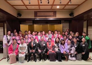 熊本県旅連女将会

大御所・大先輩の女将さんばかりのなか
現在の地域での取り組みや
これから先の観光業・女将の役割についての「未来会議」に参加させて頂きました。

「緊張します。」と言うと
「そんなわけないでしょー🤣」と
他の温泉地の女将さん達に言われ...😅
ディスカッション中もあちこちから
おもしろーい意見や
matsuyahonkan の西上女将の鋭いツッコミ
県庁職員の皆様の熱いお話に聞き入り...
終始和やかな雰囲気でした。

そんな場をスルスルと作ってくださった
東海大学の小林先生のファシリは流石です！
終始、安心して楽しく。
視座の高い女子会に参加させて頂いた感じでした(笑)

なんだかんだで、ここ数年で県内の旅館に携わっている女将さん達と仲良くさせていただけて。
どんどん、お姉様やお母様が増えて行く感じになってまして。
若手にも参加してほしいから、また別で色々やろうよ！と盛り上がって解散。

#くまもと女将会 は本当に元気！
熊本の今後の観光業界が盛り上がって行くこと間違いなしです！

お声掛けくださった西上女将
身に余るおもてなしをしてくださった
matsuyahonkan の皆様

楽しい時間をありがとうございました！